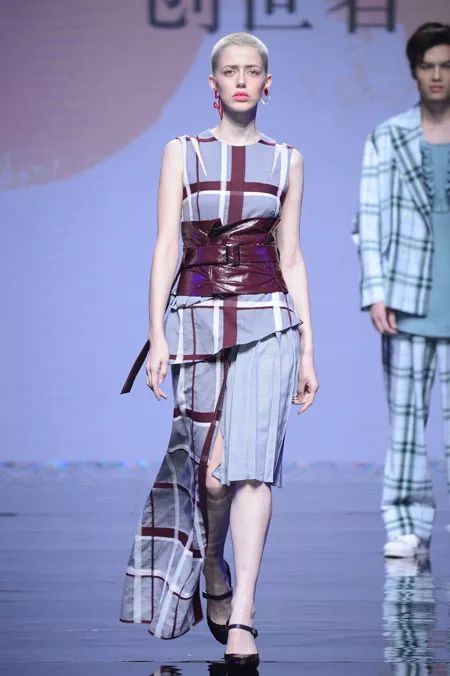 坐標大浪 時尚風云激蕩，潮流與創(chuàng)新共生——2019春夏中國紡織面料流行趨勢暨新銳設計師發(fā)布秀側記